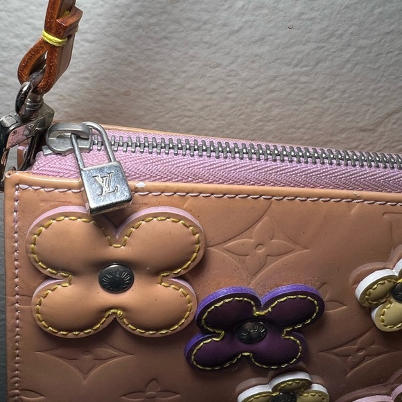 LOUIS VUITTON VERNIS FLOWERS POCHETTE - Picture 5 of 8